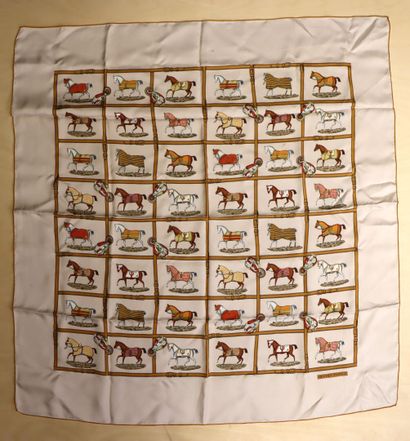 HERMES 
Carré en twill de soie à décor de...