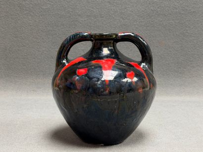 MASSIER à Vallauris. 
Vase à deux anses....