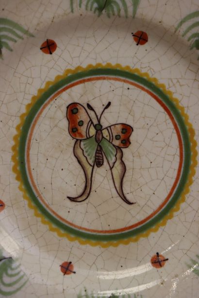 Cinq assiettes en faïence dont deux de Montagnon...