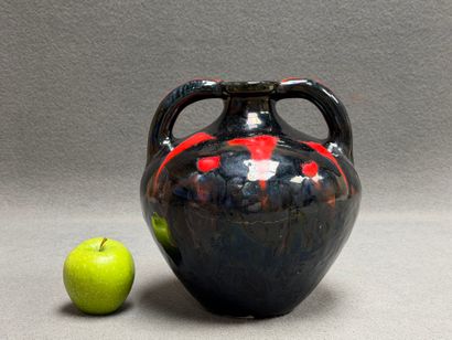 MASSIER à Vallauris. 
Vase à deux anses....
