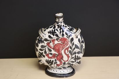 Gourde en faience à décor de lion
H. 22c...