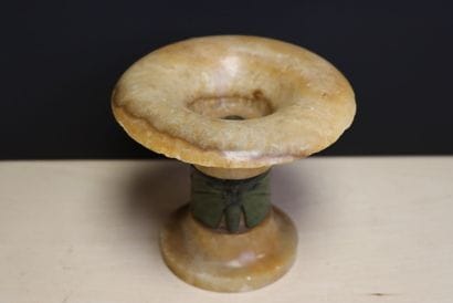 Cassolette en onyx à décor de papillon en...