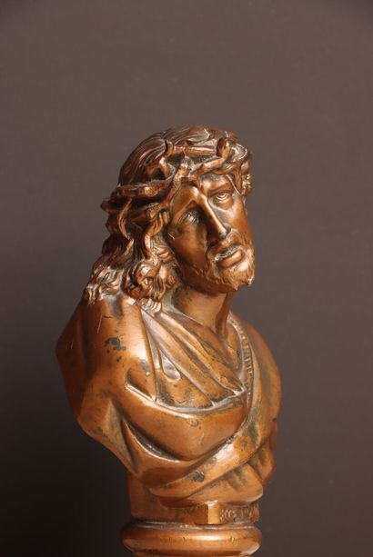 Buste de Jésus Christ en métal patiné. 
H....
