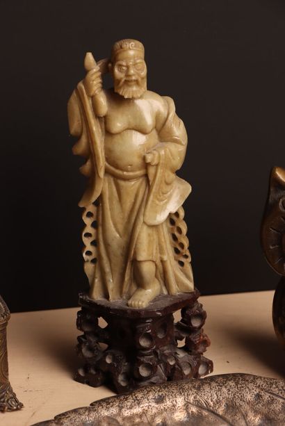 Lot comprenant: 
Personnage asiatique en...