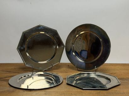 Deux paires de dessous d'assiettes argenté,...