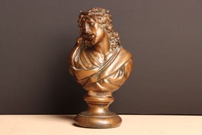 Buste de Jésus Christ en métal patiné. 
H....