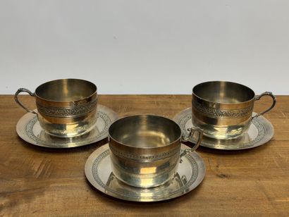 Paire de grandes tasses en métal argenté
On...