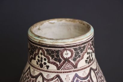 Vase en terre cuite émaillé d'Afrique du...