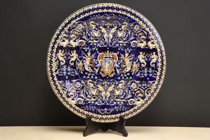GIEN. 
Grand plat en faience à décor Renaissance...