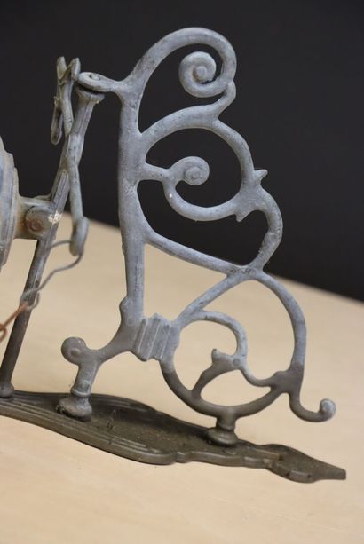 Cloche en applique. 
38 x 20 x 24 cm.