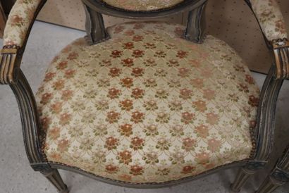 Paire de fauteuils médaillons d'époque Louis...