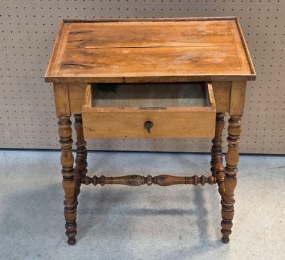 Table à entretoise en noyer tourné, ouvrant...