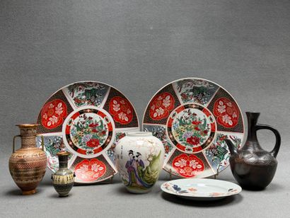 Lot comprenant: 
Deux grands plats décor...