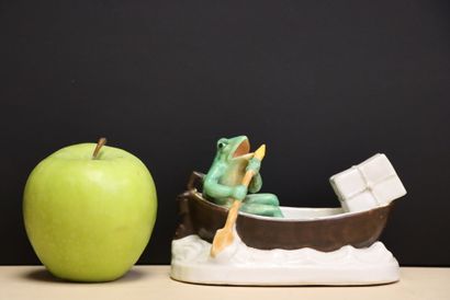 Grenouille en barque: 
Statuette en porcelaine
8,5...