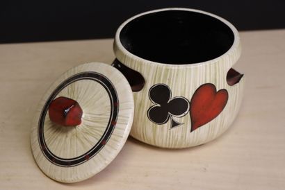 Pot à tabac et petit vase en faience
Années...
