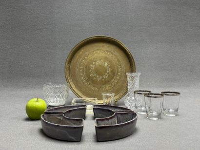 Lot comprenant: 
Vase, verres, vide poche,...