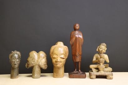 Trois têtes africaines en pierre sculptée,...