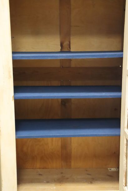 Vitrine rustique en bois laqué blanc. 
179...