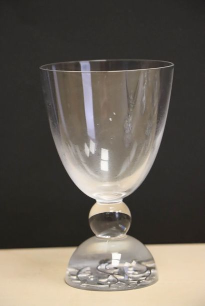 Suite de six verres à pied en carton
On y...