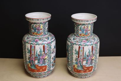 Paire de vases en porcelaine de Chine. 
H....