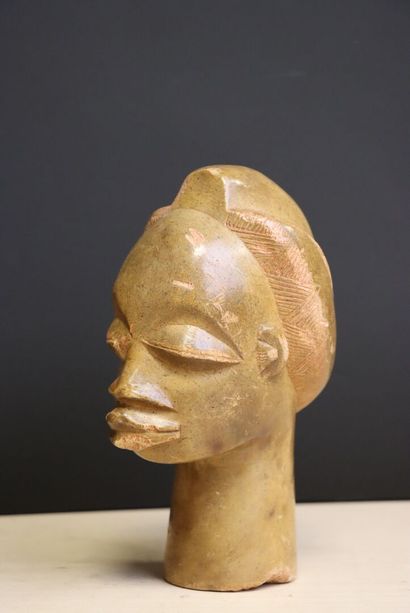 Trois têtes africaines en pierre sculptée,...