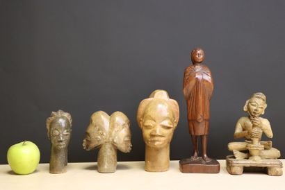 Trois têtes africaines en pierre sculptée,...