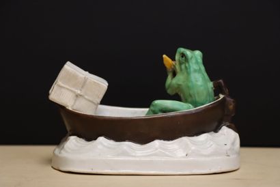 Grenouille en barque: 
Statuette en porcelaine
8,5...