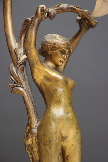Lampe de salon en bronze. 
H. :42 cm.