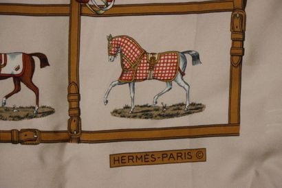 HERMES 
Carré en twill de soie à décor de...