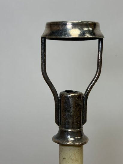 Grand bougeoir en métal doublé argent avec...