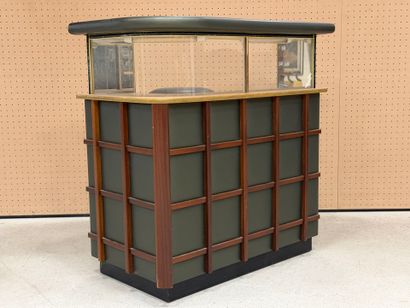 Bar en formica, garni de skai et bois et...