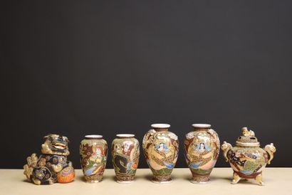 Satsuma. 
Deux paires de vases et deux brules...