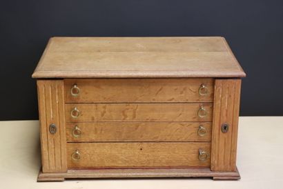 Christofle. 
Ménagère de couverts en métal...