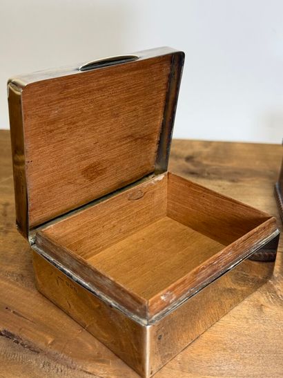 Lot de quatre coffrets et une porte carte...