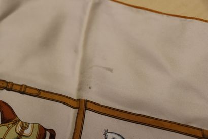 HERMES 
Carré en twill de soie à décor de...