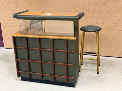 Bar en formica, garni de skai et bois et...