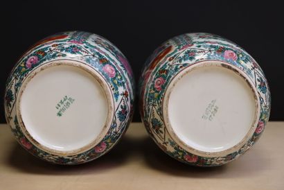 Paire de vases en porcelaine de Chine. 
H....