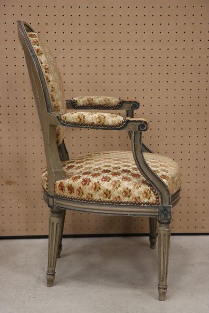 Paire de fauteuils médaillons d'époque Louis...