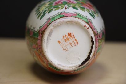 Petit vase en porcelaine de Chine. 
H. :21...