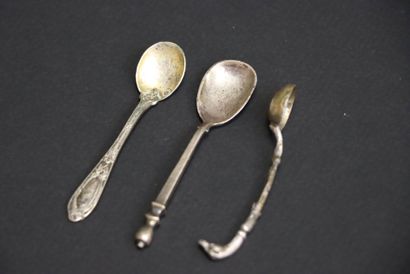 Paire de salerons et trois pelles à sel dépareillées...