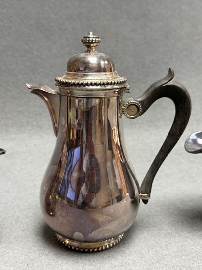 Théière et pot à lait en métal argenté. 
H....