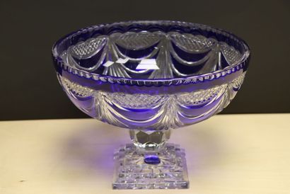 Coupe sur piedouche en cristal taillé bleu...