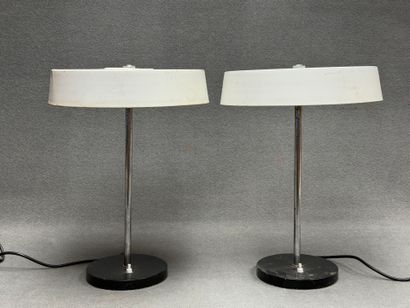 Paire de lampes en tôle laqué blanc et base...