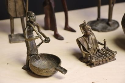 Douze sculptures africaines en bronze et...