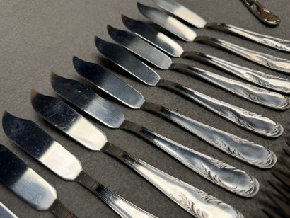 Partie de ménagère en inox:
-12 couteaux...
