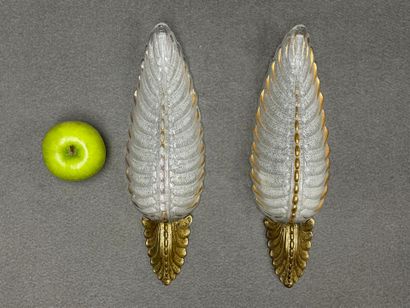 Paire d'appliques en verre moulé.
H. :34...