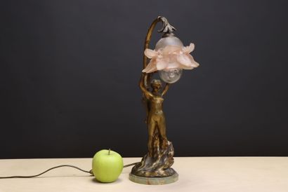 Lampe de salon en bronze. 
H. :42 cm.