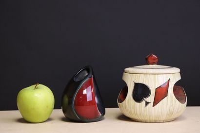 Pot à tabac et petit vase en faience
Années...