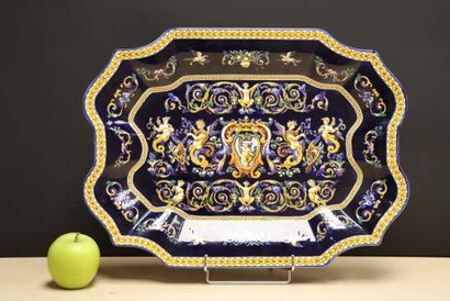 GIEN.
Plat en faience , décor renaissance...