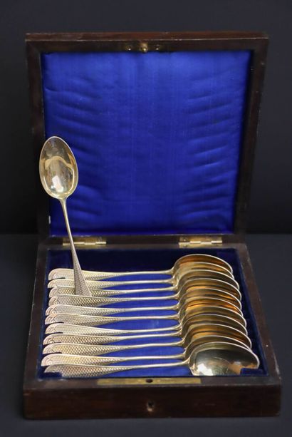 Douze petites cuillères en argent. 
Poinçon...
